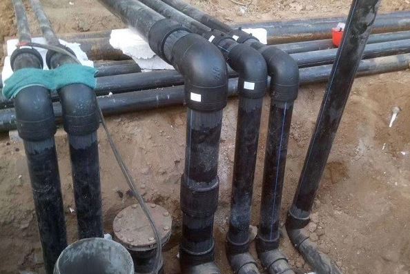 Cén tionchar a bhíonn ag teicnící comhleá ar airíonna sceitheadh ​​na bhfeistis HDPE?